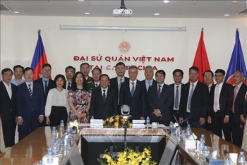 Trưởng Ban Tuyên giáo và Dân vận Trung ương gặp gỡ cộng đồng người Việt Nam tại Campuchia