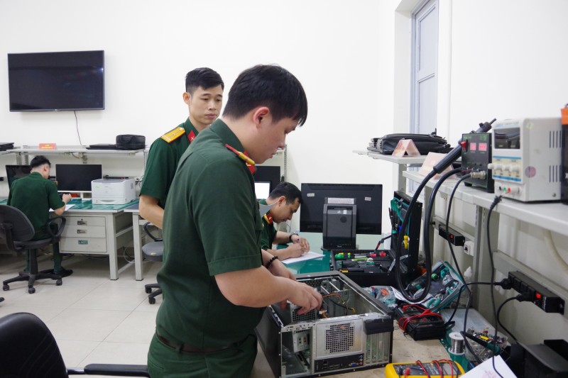 Đập tan luận điệu xuyên tạc về mối quan hệ giữa tính “hiện đại” và bản chất “cách mạng” của quân đội ta