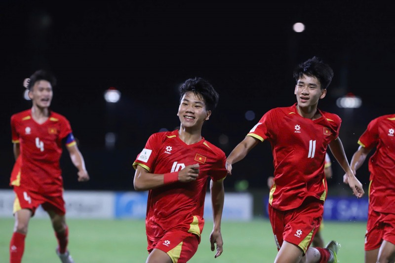 Ảnh 1: Chu Ngọc Nguyễn Lực, sản phẩm của lò đào tạo trẻ Hả Nội FC ghi bàn gỡ hòa 1-1, mở ra chiến thắng ngược của U17 Việt Nam trước U17 UAE. Ảnh 1: Chu Ngọc Nguyễn Lực, sản phẩm của lò đào tạo trẻ Hả Nội FC ghi bàn gỡ hòa 1-1, mở ra chiến thắng ngược của U17 Việt Nam trước U17 UAE.