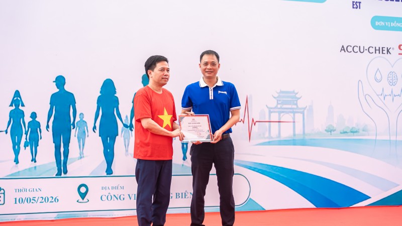 Ảnh 3A hoặc Ảnh 3B: Ông Vũ Tuấn Khang (áo xanh) - Giám đốc Kinh doanh Hà Nội, Công ty Cổ phần sữa Việt Nam (Vinamilk) – nhận chứng nhận tài trợ từ Ban tổ chức chương trình “Ngàn bước chân – Triệu trái tim” (Ảnh: VN). Ảnh 3A hoặc Ảnh 3B: Ông Vũ Tuấn Khang (áo xanh) - Giám đốc Kinh doanh Hà Nội, Công ty Cổ phần sữa Việt Nam (Vinamilk) – nhận chứng nhận tài trợ từ Ban tổ chức chương trình “Ngàn bước chân – Triệu trái tim” (Ảnh: VN).