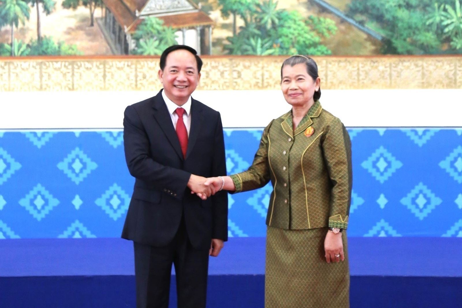 Phó Chủ tịch, Trưởng Ban Dân vận Trung ương Đảng Nhân dân Campuchia (CPP) Samdech Kitti Sangahapundit Men Sam An (bên phải) đón Trưởng Ban Tuyên giáo và Dân vận Trung ương Đảng Cộng sản Việt Nam Trịnh Văn Quyết. 