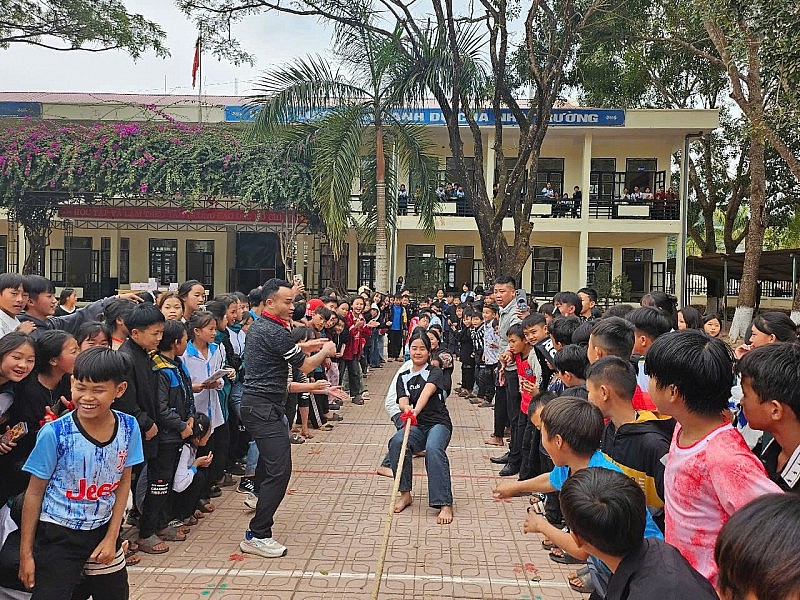 Giữ học trò vùng biên ở lại lớp bằng những ngày hội tuổi thơ Giữ học trò vùng biên ở lại lớp bằng những ngày hội tuổi thơ