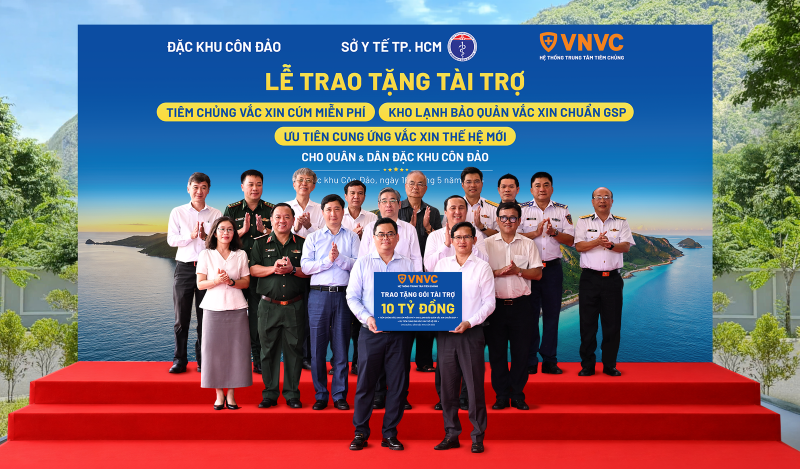 Ông Nguyễn Phước Lộc - Ủy viên Ban Chấp hành Trung ương Đảng, Phó Bí thư Thành ủy, Chủ tịch Ủy ban MTTQ Việt Nam TP.HCM; TS.BS Huỳnh Minh Chín - Phó Giám đốc Sở Y tế TP.HCM; ông Lê Hoàng Hải - Bí thư Đảng ủy Đặc khu, Chủ tịch HĐND Đặc khu Côn Đảo cùng đại diện các sở, ban, ngành, lực lượng cảnh sát biển và đông đảo nhân dân địa phương chứng kiến Lễ trao tặng Gói tài trợ của VNVC tại Đặc khu Côn Đảo. Ảnh: Minh Trung Ông Nguyễn Phước Lộc - Ủy viên Ban Chấp hành Trung ương Đảng, Phó Bí thư Thành ủy, Chủ tịch Ủy ban MTTQ Việt Nam TP.HCM; TS.BS Huỳnh Minh Chín - Phó Giám đốc Sở Y tế TP.HCM; ông Lê Hoàng Hải - Bí thư Đảng ủy Đặc khu, Chủ tịch HĐND Đặc khu Côn Đảo cùng đại