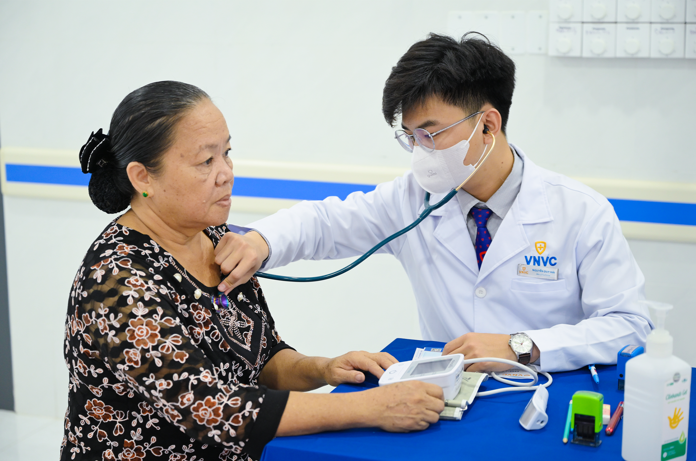 Quân, dân Côn Đảo trân trọng đón nhận Gói tài trợ ý nghĩa từ VNVC: tiêm cúm miễn phí 3 năm liền và tặng kho bảo quản vắc xin hiện đại chuẩn quốc tế Quân, dân Côn Đảo trân trọng đón nhận Gói tài trợ ý nghĩa từ VNVC: tiêm cúm miễn phí 3 năm liền và tặng kho bảo quản vắc xin hiện đại chuẩn quốc tế