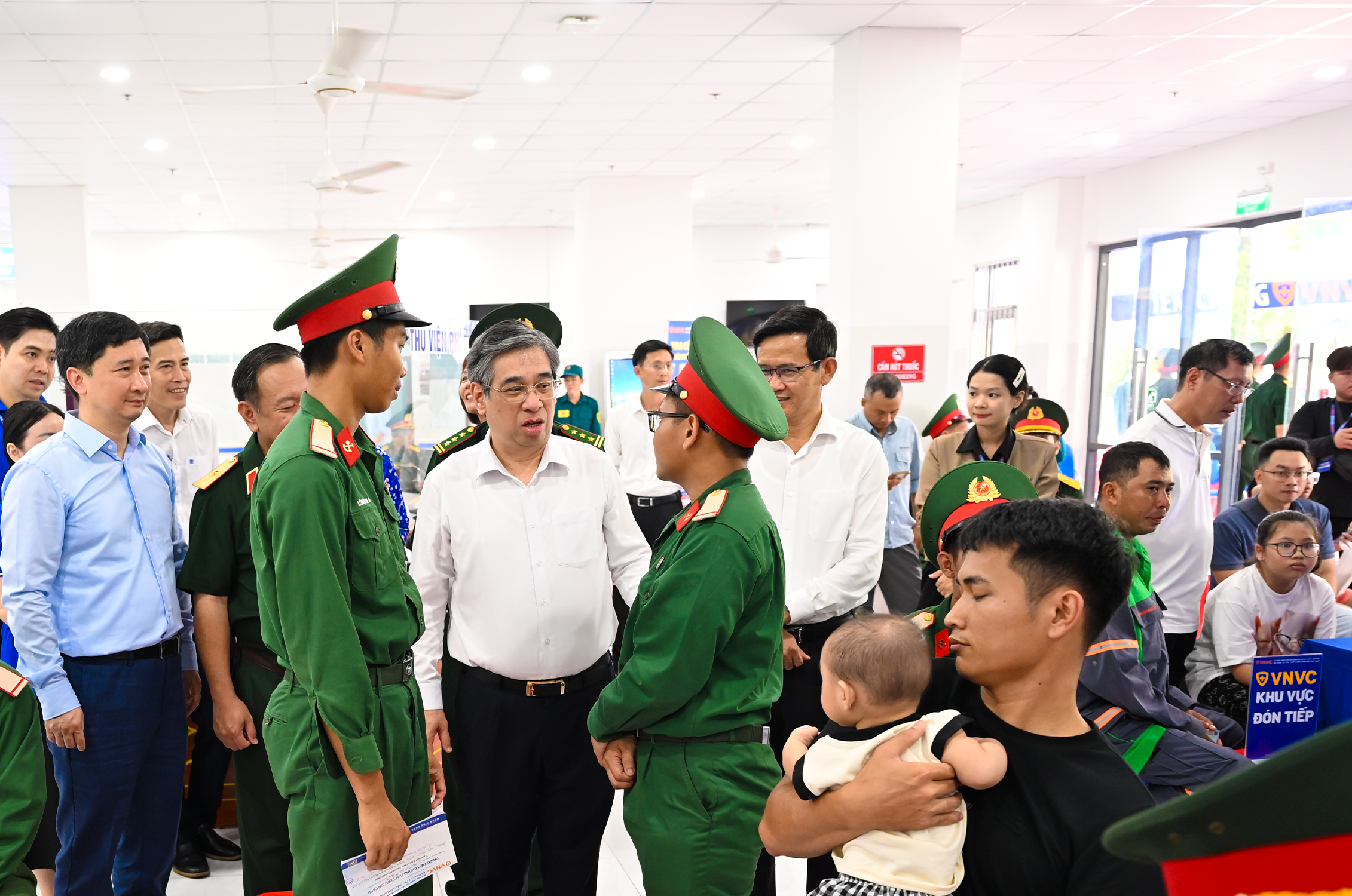 Quân, dân Côn Đảo trân trọng đón nhận Gói tài trợ ý nghĩa từ VNVC: tiêm cúm miễn phí 3 năm liền và tặng kho bảo quản vắc xin hiện đại chuẩn quốc tế Quân, dân Côn Đảo trân trọng đón nhận Gói tài trợ ý nghĩa từ VNVC: tiêm cúm miễn phí 3 năm liền và tặng kho bảo quản vắc xin hiện đại chuẩn quốc tế