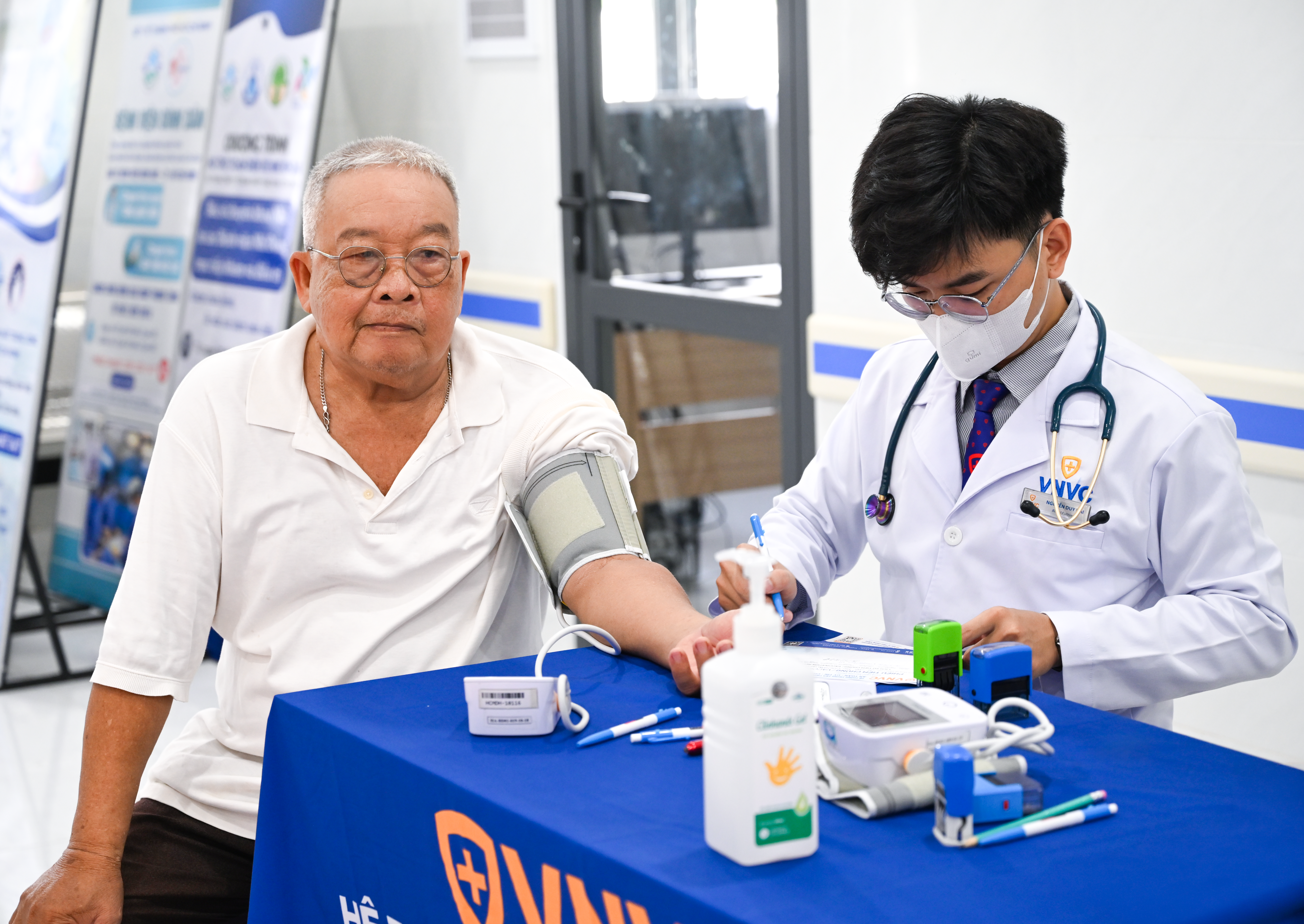 Quân, dân Côn Đảo trân trọng đón nhận Gói tài trợ ý nghĩa từ VNVC: tiêm cúm miễn phí 3 năm liền và tặng kho bảo quản vắc xin hiện đại chuẩn quốc tế Quân, dân Côn Đảo trân trọng đón nhận Gói tài trợ ý nghĩa từ VNVC: tiêm cúm miễn phí 3 năm liền và tặng kho bảo quản vắc xin hiện đại chuẩn quốc tế