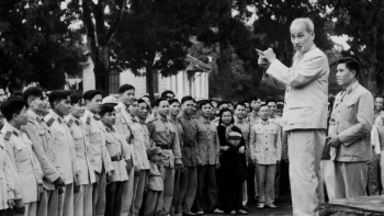 Ánh sáng Hồ Chí Minh soi đường cho chúng ta đi