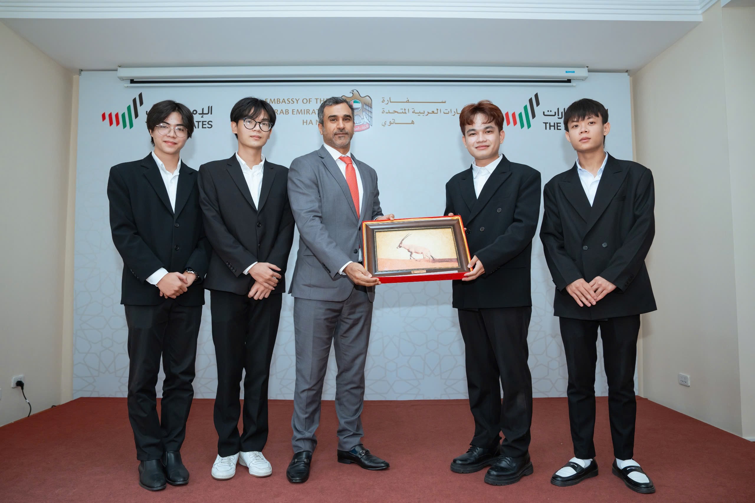 Đại sứ quán UAE vinh danh đội tuyển Đại học Lạc Hồng đạt giải quốc tế tại Dubai