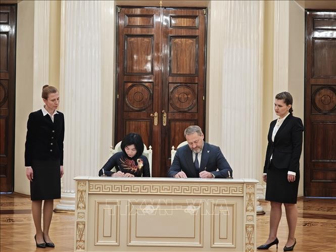 Lễ ký Bản ghi nhớ về hợp tác giữa Hà Nội và St.Petersburg. Lễ ký Bản ghi nhớ về hợp tác giữa Hà Nội và St.Petersburg.