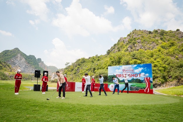 Các lãnh đạo thực hiện nghi thức First Shot khai trương sân Canyon Course tại Legend Valley Country Club