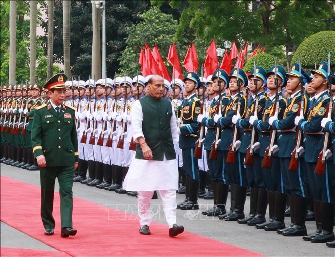 Phó Thủ tướng, Bộ trưởng Quốc phòng Phan Văn Giang và Bộ trưởng Quốc phòng Ấn Độ Rajnath Singh duyệt Đội Danh dự QĐND Việt Nam. Ảnh: Trọng Đức/TTXVN.