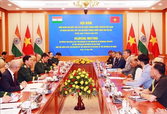 Phó Thủ tướng, Bộ trưởng Quốc phòng Phan Văn Giang và Bộ trưởng Quốc phòng Ngài Rajnath Singh tiến hành hội đàm. Ảnh: Trọng Đức/TTXVN.