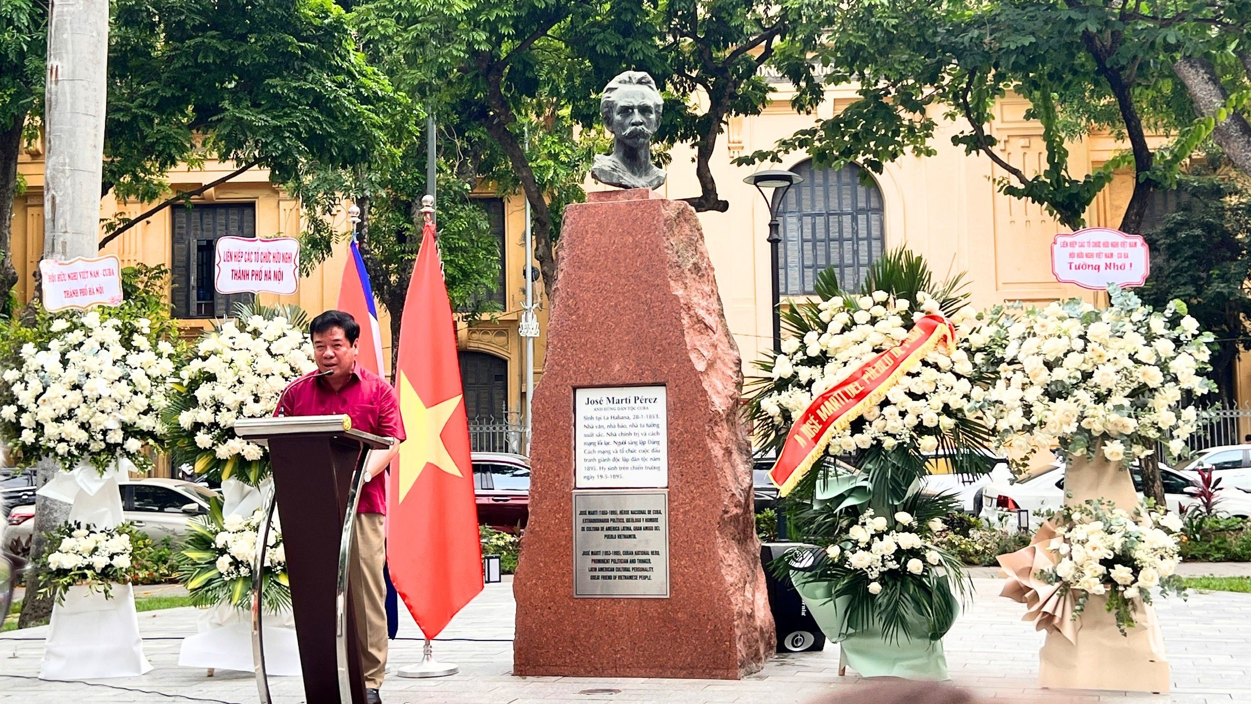 Tưởng nhớ Anh hùng dân tộc Cuba José Martí tại Hà Nội