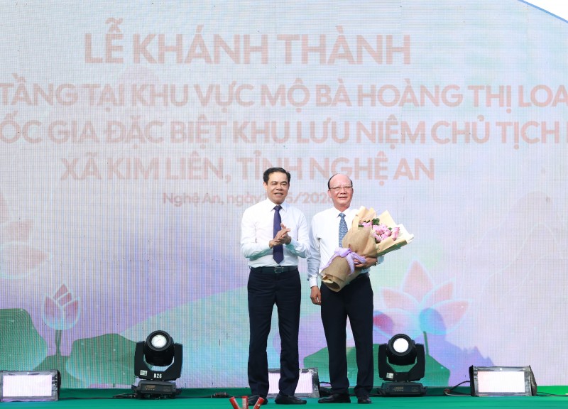 Ông Võ Trọng Hải - Phó Bí thư Tỉnh ủy, Chủ tịch UBND tỉnh Nghệ An tặng hoa cảm ơn Tập đoàn T&T Group - đơn vị tài trợ kinh phí xây dựng Công trình Thác 9 tầng Ông Võ Trọng Hải - Phó Bí thư Tỉnh ủy, Chủ tịch UBND tỉnh Nghệ An tặng hoa cảm ơn Tập đoàn T&T Group - đơn vị tài trợ kinh phí xây dựng Công trình Thác 9 tầng