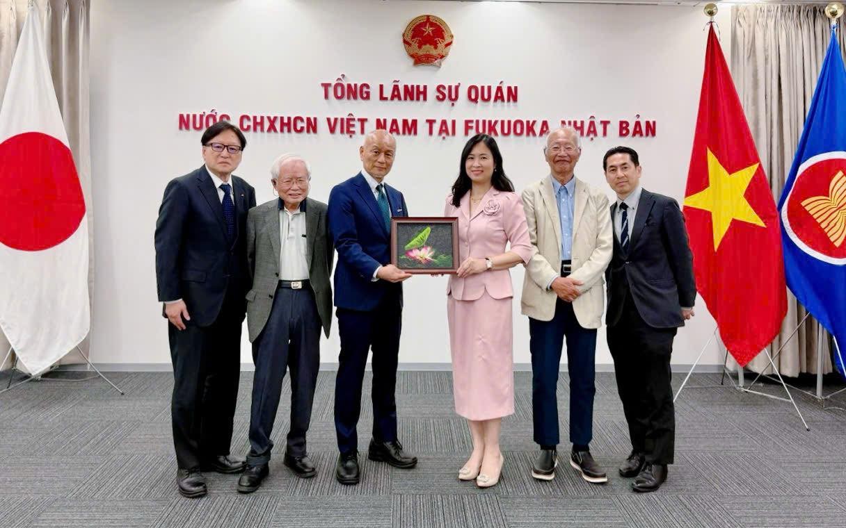  Tổng Lãnh sự Trịnh Thị Mai Phương đã tiếp và làm việc với Hội Hữu nghị Nhật Bản - Việt Nam Chi hội Fukuoka.