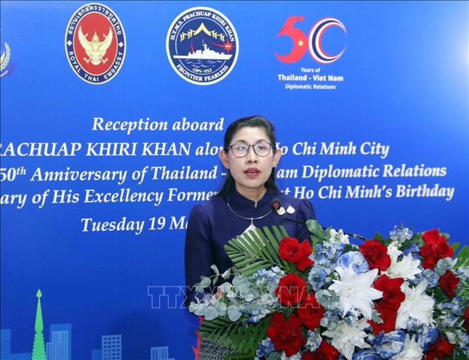 Đại sứ Thái Lan tại Việt Nam Urawadee Sriphiromya phát biểu tại lễ kỷ niệm 50 năm thiết lập quan hệ ngoại giao Việt Nam - Thái Lan và 136 năm Ngày sinh Chủ tịch Hồ Chí Minh. (Ảnh: Báo Tin tức và Dân tộc) Đại sứ Thái Lan tại Việt Nam Urawadee Sriphiromya phát biểu tại lễ kỷ niệm 50 năm thiết lập quan hệ ngoại giao Việt Nam - Thái Lan và 136 năm Ngày sinh Chủ tịch Hồ Chí Minh. (Ảnh: Báo Tin tức và Dân tộc)