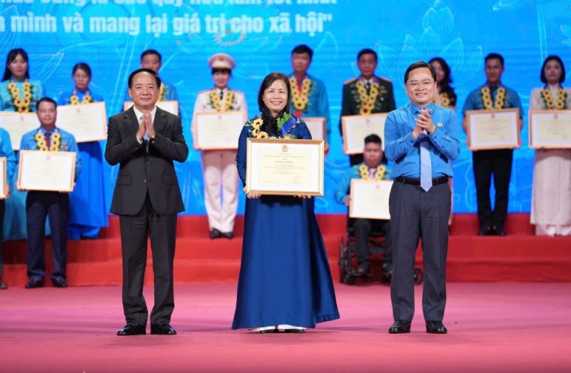 Các đại biểu được tôn vinh tại Lễ biểu dương điển hình tiên tiến học tập và làm theo tư tưởng, đạo đức, phong cách Hồ Chí Minh. (Ảnh: T.L) Các đại biểu được tôn vinh tại Lễ biểu dương điển hình tiên tiến học tập và làm theo tư tưởng, đạo đức, phong cách Hồ Chí Minh. (Ảnh: T.L)