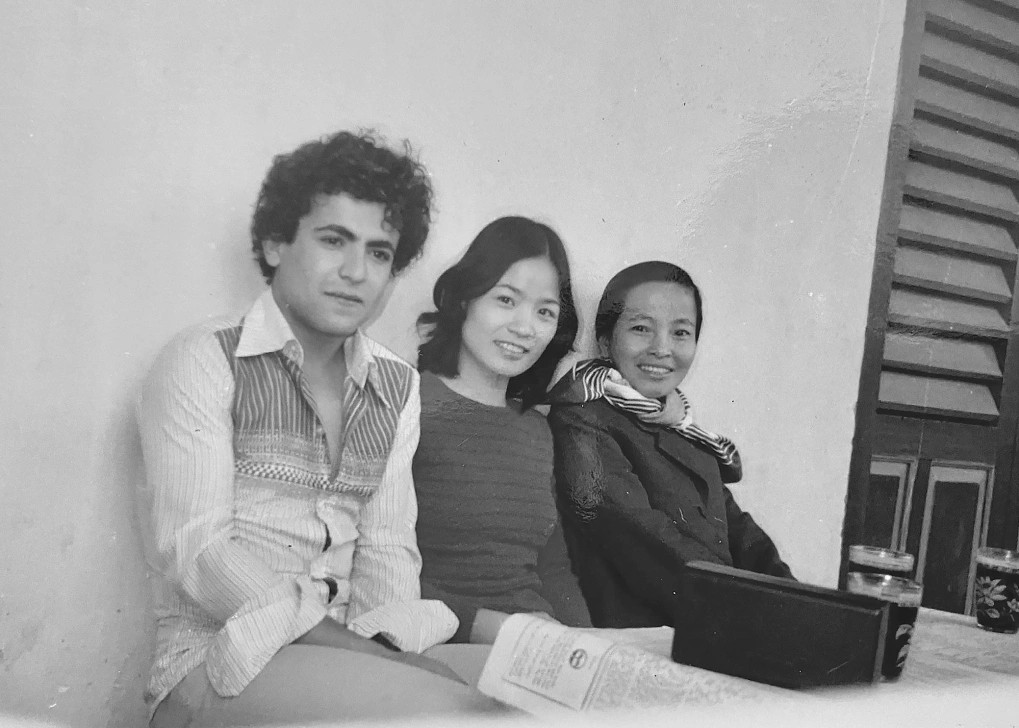 Ông Saadi Salama bên cô Lê Thanh và cô Nguyễn Hạnh - hai cô giáo tiếng Việt của ông tại Hà Nội, năm 1982. Ảnh: Nhã Nam cung cấp Ông Saadi Salama bên cô Lê Thanh và cô Nguyễn Hạnh - hai cô giáo tiếng Việt của ông tại Hà Nội, năm 1982. Ảnh: Nhã Nam cung cấp