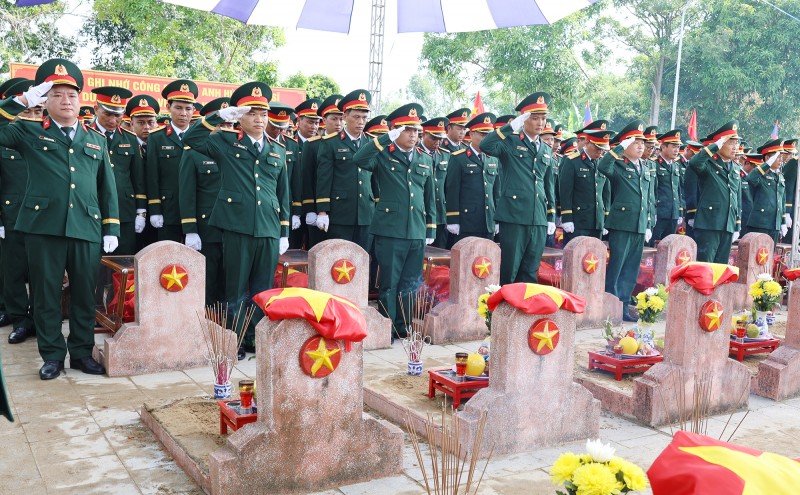 Nghệ An an táng 80 hài cốt liệt sĩ hy sinh ở Lào Nghệ An an táng 80 hài cốt liệt sĩ hy sinh ở Lào