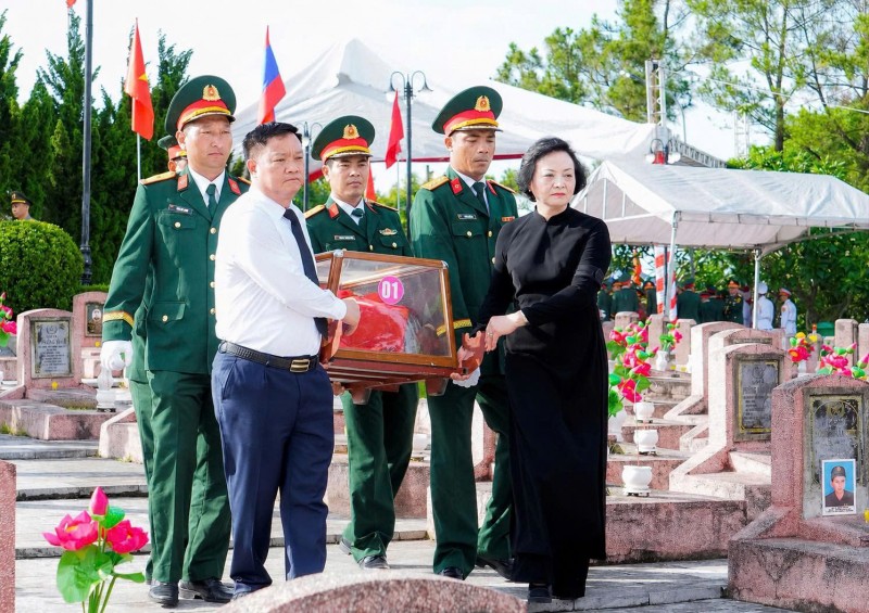 Nghệ An an táng 80 hài cốt liệt sĩ hy sinh ở Lào Nghệ An an táng 80 hài cốt liệt sĩ hy sinh ở Lào