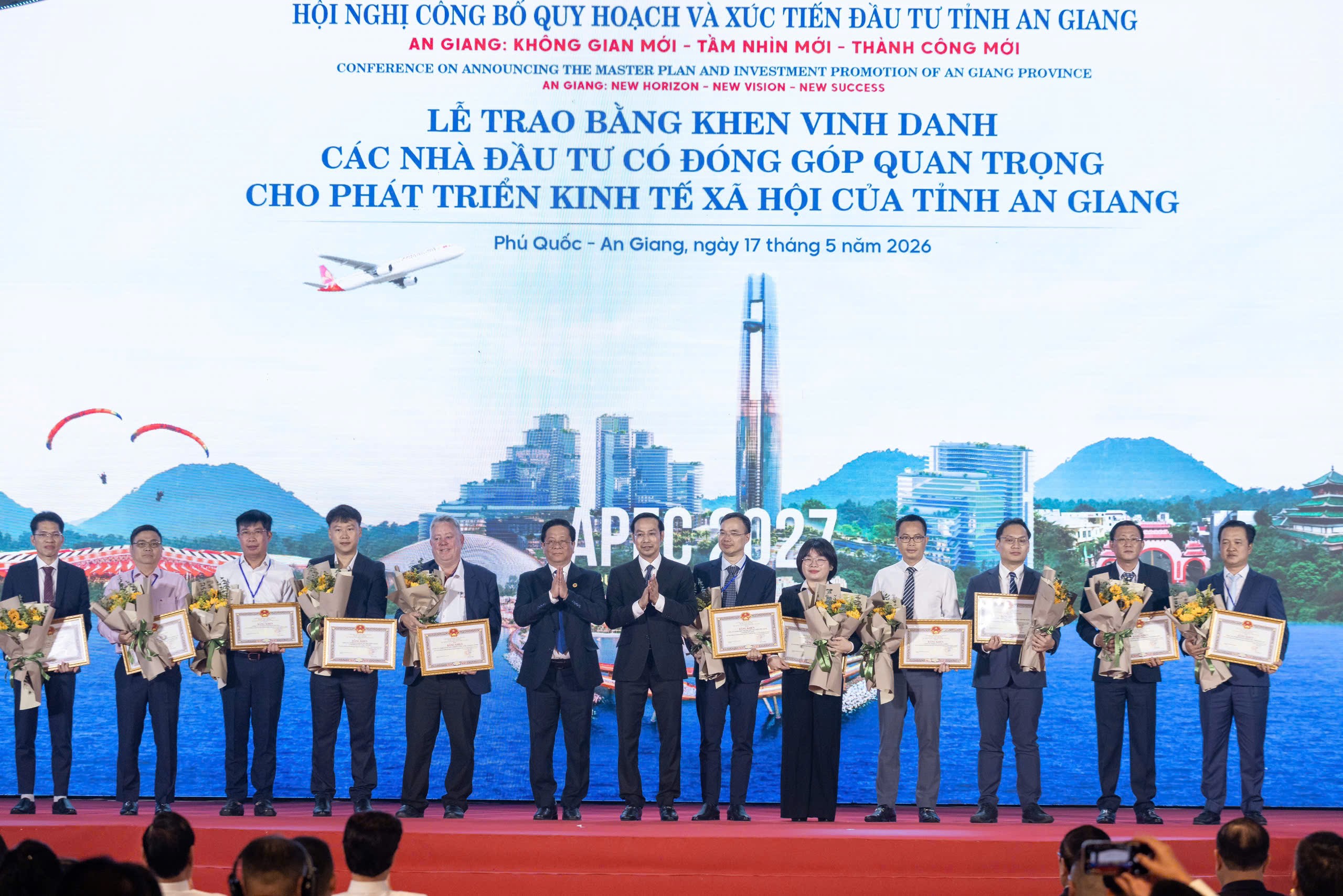 Công ty Cổ phần Xi măng Hà Tiên Kiên Giang (thành viên của Tập đoàn Tân Á Đại Thành) được trao tặng Bằng khen của Chủ tịch UBND tỉnh An Giang