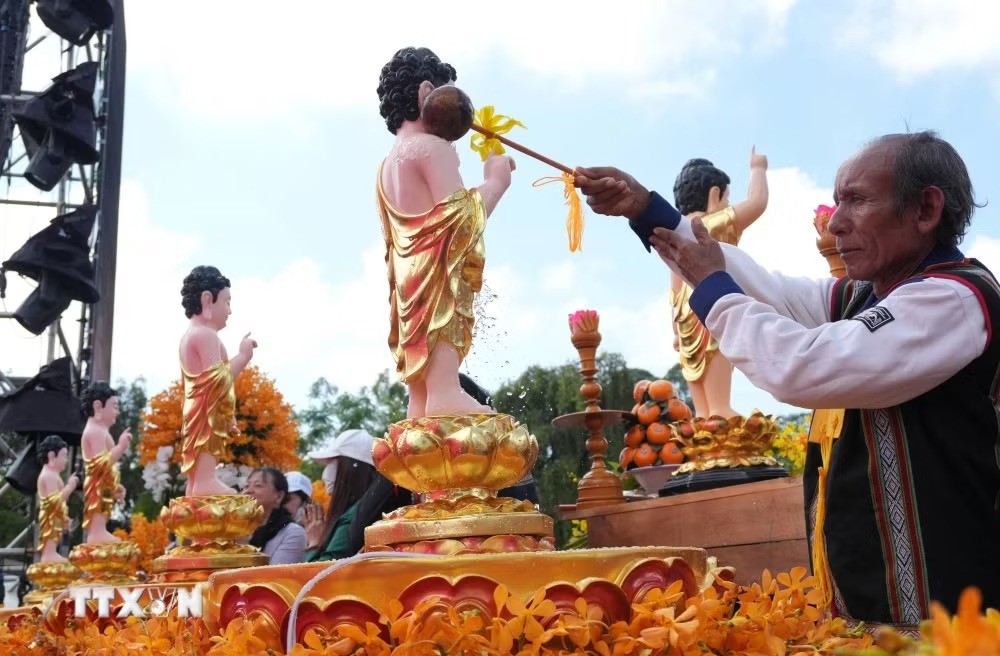Một phật tử người dân tộc K’Ho từ xã Di Linh (Lâm Đồng) vượt gần 100km để tham dự lễ rước Phật đản sinh trong Đại lễ Phật đản 2026 đang diễn ra tại Đà Lạt. (Ảnh: TTXVN)