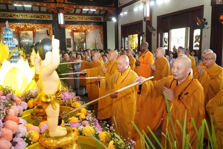Chư tôn đức tổ đình Vĩnh Nghiêm thực hiện nghi thức Tắm Phật ngày 24/5/2026. (Ảnh: Báo Giác Ngộ)