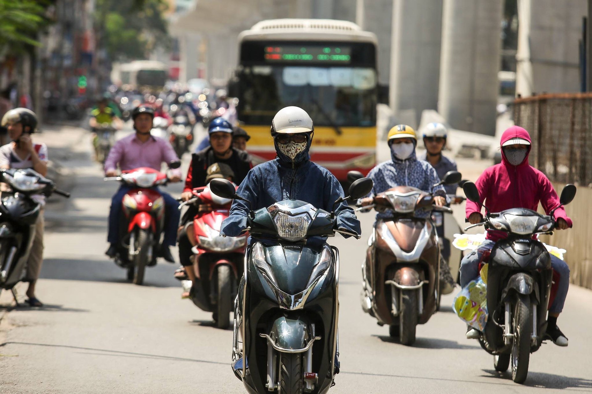 Thời tiết hôm nay (26/5): Hà Nội nắng nóng gay gắt, có nơi trên 40 độ C Thời tiết hôm nay (26/5): Hà Nội nắng nóng gay gắt, có nơi trên 40 độ C
