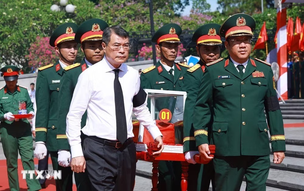 Thủ tướng Lê Minh Hưng dự lễ viếng, truy điệu và an táng liệt sỹ tại Quảng Trị Thủ tướng Lê Minh Hưng dự lễ viếng, truy điệu và an táng liệt sỹ tại Quảng Trị