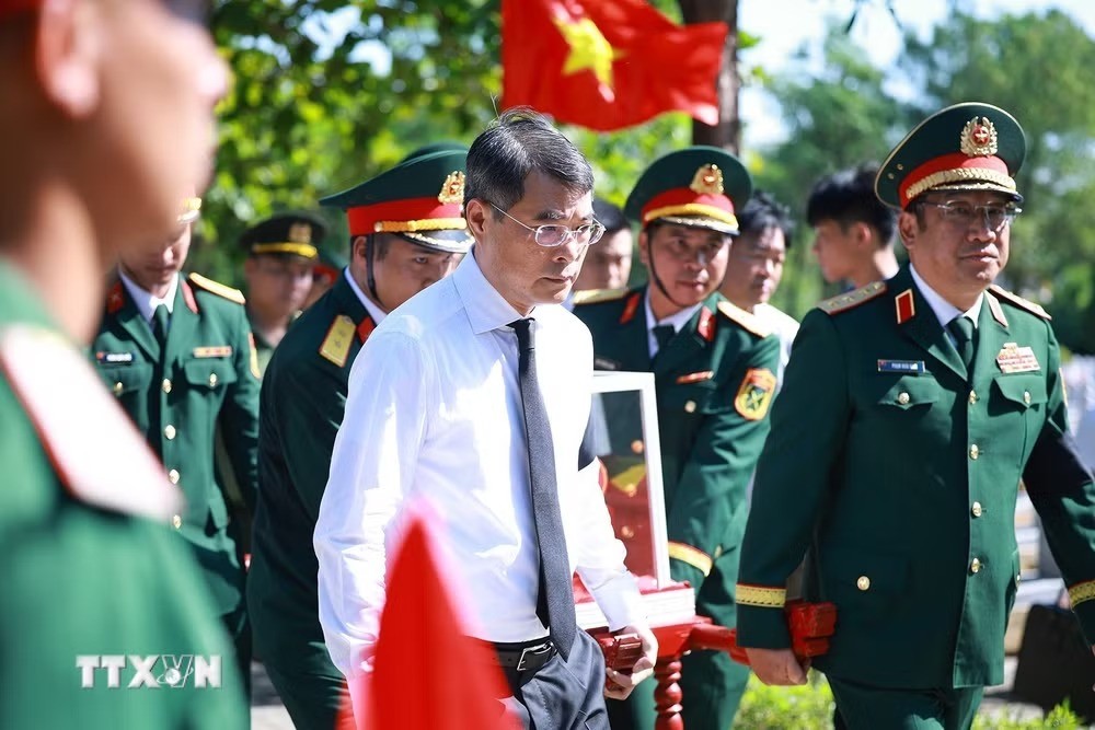 Thủ tướng Lê Minh Hưng dự lễ viếng, truy điệu và an táng liệt sỹ tại Quảng Trị Thủ tướng Lê Minh Hưng dự lễ viếng, truy điệu và an táng liệt sỹ tại Quảng Trị