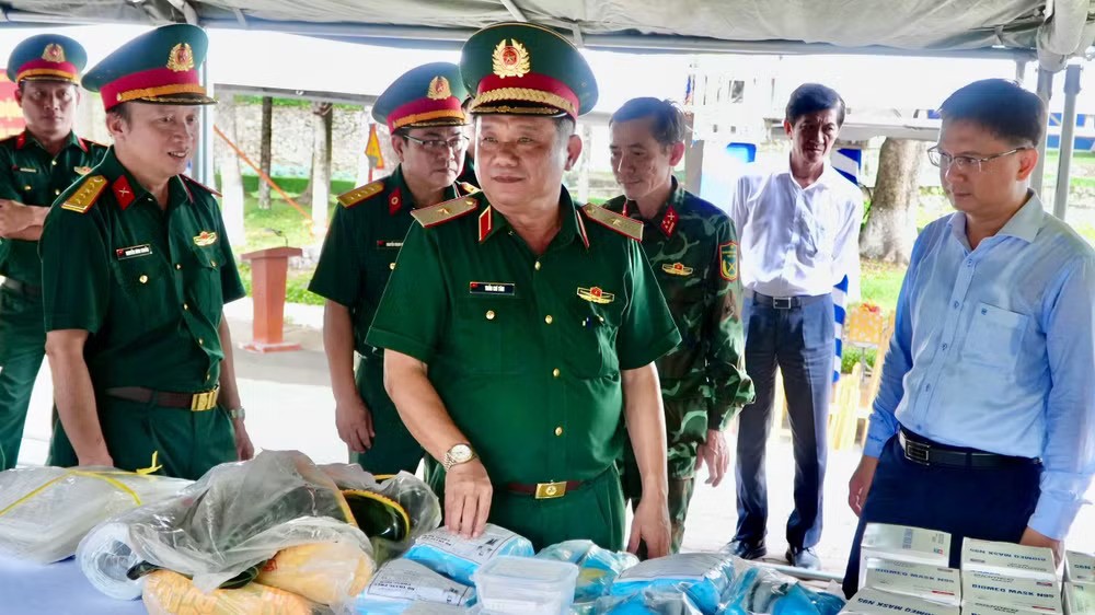 Các đại biểu kiểm tra công tác chuẩn bị thực hiện lấy mẫu giám định ADN. (Ảnh: TUẤN TÀI) Các đại biểu kiểm tra công tác chuẩn bị thực hiện lấy mẫu giám định ADN. (Ảnh: TUẤN TÀI)