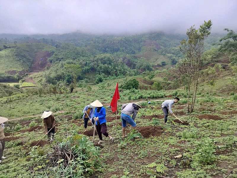 Những người thầy xuống nương gieo niềm tin nơi vùng biên Mường Nhé Những người thầy xuống nương gieo niềm tin nơi vùng biên Mường Nhé