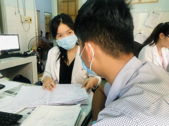 Tư vấn điều trị HIV cho bệnh nhân. (Ảnh: KT) Tư vấn điều trị HIV cho bệnh nhân. (Ảnh: KT)