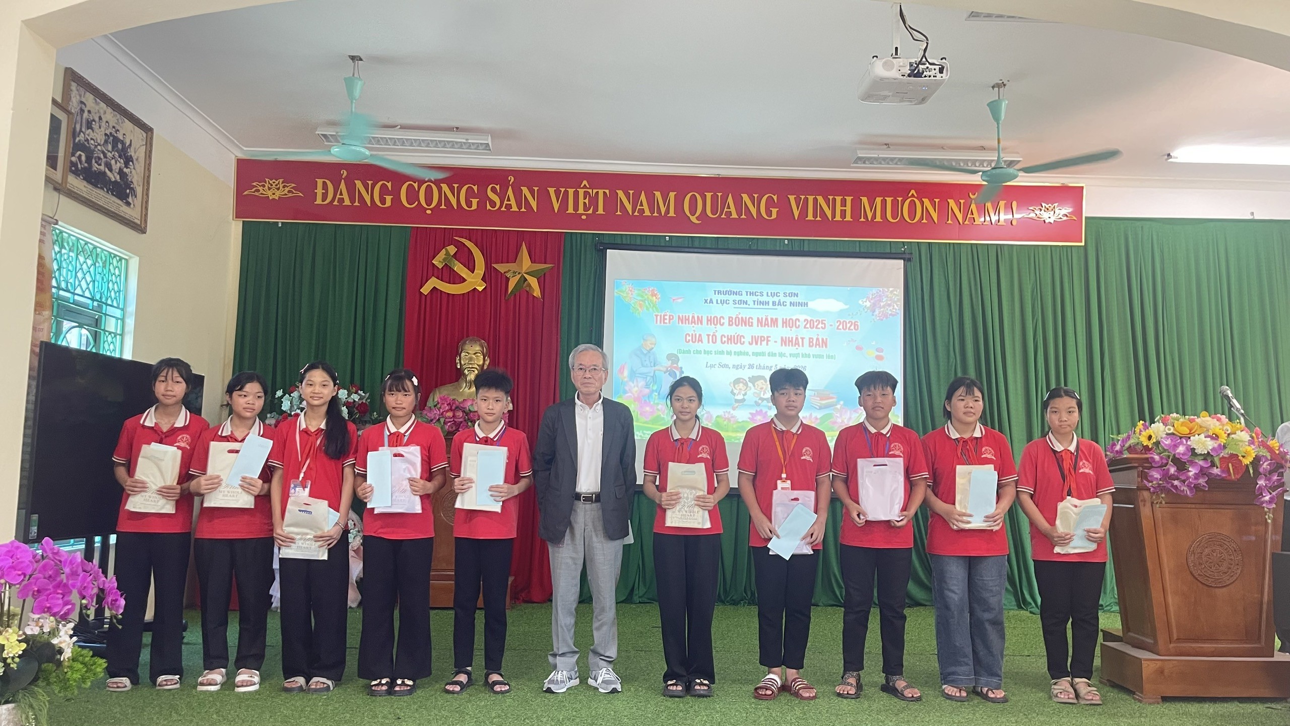Kawaji Takashi và các thành viên trong Đoàn trao học bổng cho học sinh có hoàn cảnh khó khăn là người dân tộc thiểu số của Trường THCS Lục Sơn, xã Lục Sơn, tỉnh Bắc Ninh Kawaji Takashi và các thành viên trong Đoàn trao học bổng cho học sinh có hoàn cảnh khó khăn là người dân tộc thiểu số của Trường THCS Lục Sơn, xã Lục Sơn, tỉnh Bắc Ninh