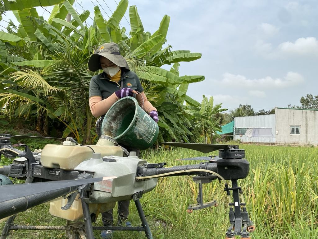Nông dân tại tỉnh Đồng Tháp dùng máy bay không người lái (Drone) để chăm sóc ruộng lúa - Ảnh: VGP/Đỗ Hương