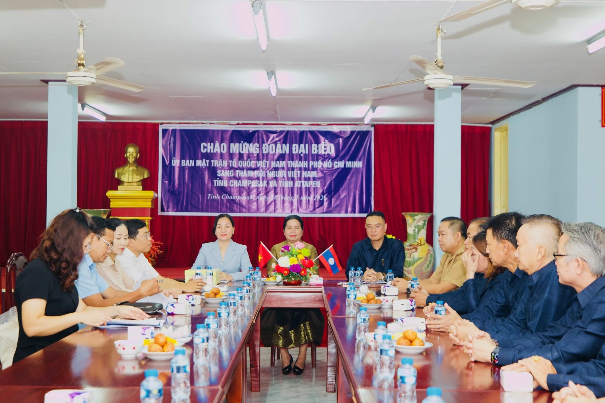 Trao 100 phần quà cho kiều bào, người dân có hoàn cảnh khó khăn tại tỉnh Champasak (Lào)