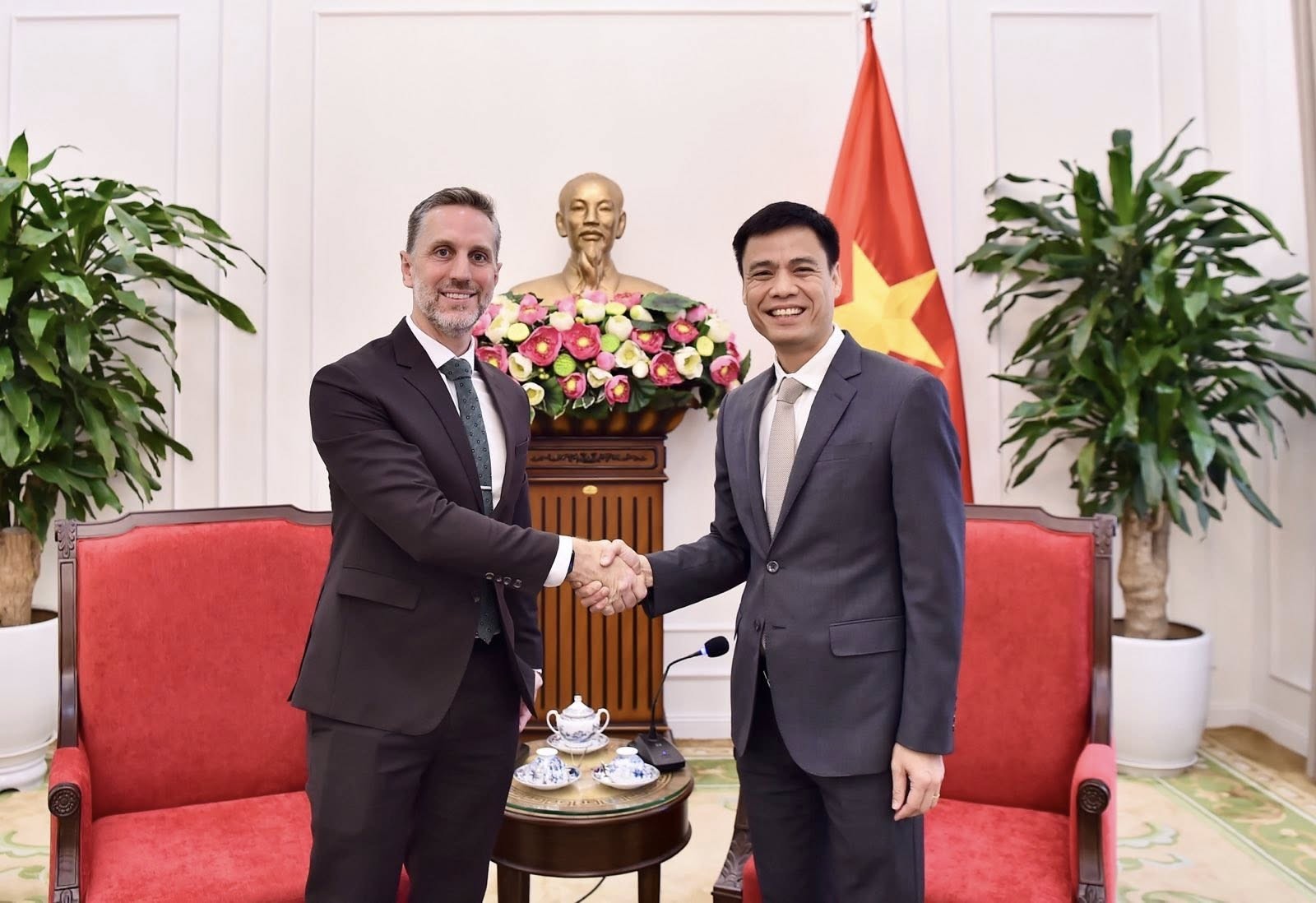 Thứ trưởng Ngoại giao Đặng Hoàng Giang (bên phải) và ông Matt Jackson, Trưởng đại diện Quỹ Dân số Liên hợp quốc tại Việt Nam (UNFPA). (Ảnh: Bộ Ngoại giao)