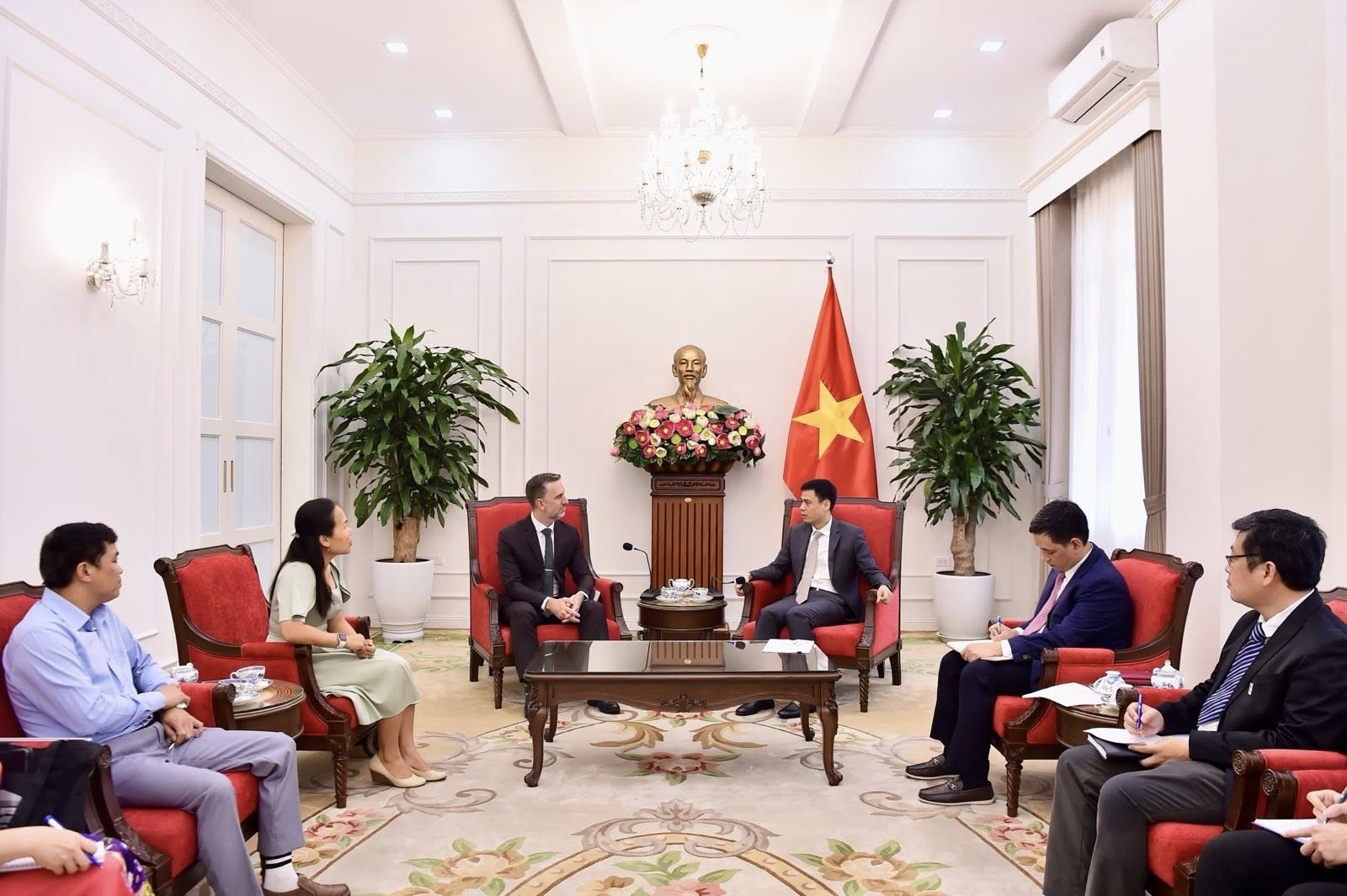 Thứ trưởng Ngoại giao Đặng Hoàng Giang đã tiếp và làm việc với ông Matt Jackson, Trưởng đại diện Quỹ Dân số Liên hợp quốc tại Việt Nam (UNFPA)