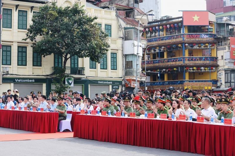 Ảnh 1a hoặc 1b (báo chọn 1 trong 2 ảnh): Công an thành phố Hà Nội tổ chức Lễ hưởng ứng Cuộc thị sáng tạo video clip “Tổ quốc bình yên” - Ảnh: Vi Nam Ảnh 1a hoặc 1b (báo chọn 1 trong 2 ảnh): Công an thành phố Hà Nội tổ chức Lễ hưởng ứng Cuộc thị sáng tạo video clip “Tổ quốc bình yên” - Ảnh: Vi Nam
