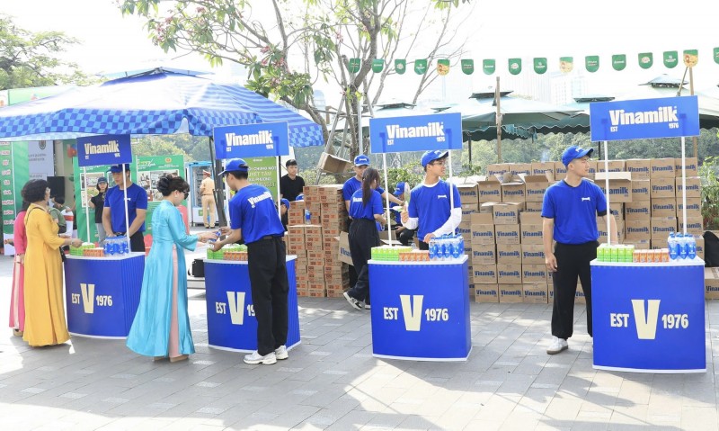 Ảnh 2a hoặc 2b (báo chọn 1 trong 2 ảnh): Các điểm trao tặng sản phẩm dinh dưỡng của Vinamilk sẵn sàng phục vụ người dân và các lực lượng Công an nhân dân tham gia các hoạt động trong khuôn khổ chương trình. Ảnh: Vi Nam Ảnh 2a hoặc 2b (báo chọn 1 trong 2 ảnh): Các điểm trao tặng sản phẩm dinh dưỡng của Vinamilk sẵn sàng phục vụ người dân và các lực lượng Công an nhân dân tham gia các hoạt động trong khuôn khổ chương trình. Ảnh: Vi Nam