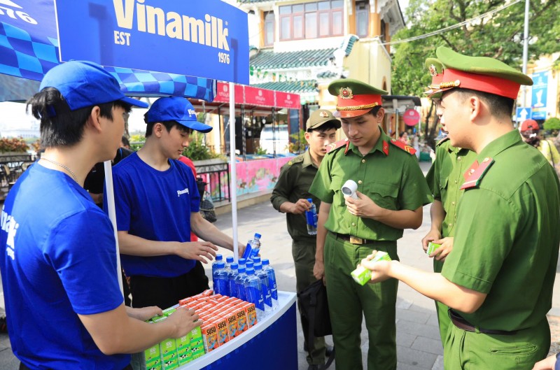 Ảnh 3a hoặc 3b (báo chọn 1 trong 2 ảnh): Các chiến sĩ Công an nhân dân tìm hiểu sản phẩm dinh dưỡng Vinamilk. Ảnh: Vi Nam Ảnh 3a hoặc 3b (báo chọn 1 trong 2 ảnh): Các chiến sĩ Công an nhân dân tìm hiểu sản phẩm dinh dưỡng Vinamilk. Ảnh: Vi Nam