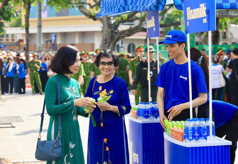 Ảnh 7a hoặc 7b hoặc 7c (báo chọn 1 trong 3 ảnh): Các điểm phục vụ của thương hiệu sữa quốc dân được đông đảo người dân ghé thăm và thưởng thức. Ảnh: Vi Nam Ảnh 7a hoặc 7b hoặc 7c (báo chọn 1 trong 3 ảnh): Các điểm phục vụ của thương hiệu sữa quốc dân được đông đảo người dân ghé thăm và thưởng thức. Ảnh: Vi Nam
