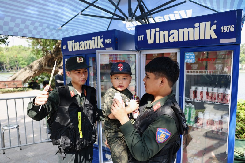 Ảnh 9a hoặc 9b (báo chọn 1 trong 2 ảnh): Em bé được lực lượng cảnh sát cơ động chăm sóc, trao tặng sản phẩm dinh dưỡng Vinamilk tại chương trình. Ảnh: Vi Nam Ảnh 9a hoặc 9b (báo chọn 1 trong 2 ảnh): Em bé được lực lượng cảnh sát cơ động chăm sóc, trao tặng sản phẩm dinh dưỡng Vinamilk tại chương trình. Ảnh: Vi Nam