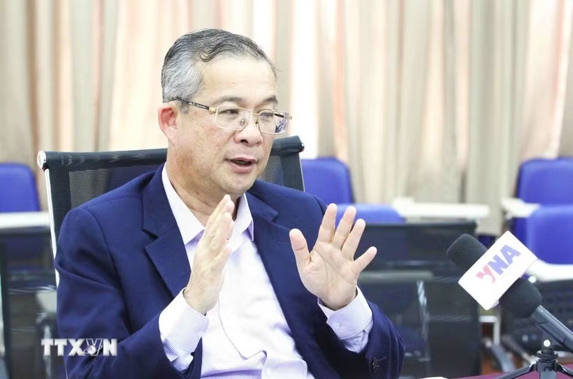 Phó giáo sư, Tiến sĩ Neak Chandarith - Viện trưởng Viện Nghiên cứu Quốc tế và Hành chính công (IISPP), Đại học Hoàng gia Phnom Penh (RUPP) Phó giáo sư, Tiến sĩ Neak Chandarith - Viện trưởng Viện Nghiên cứu Quốc tế và Hành chính công (IISPP), Đại học Hoàng gia Phnom Penh (RUPP)