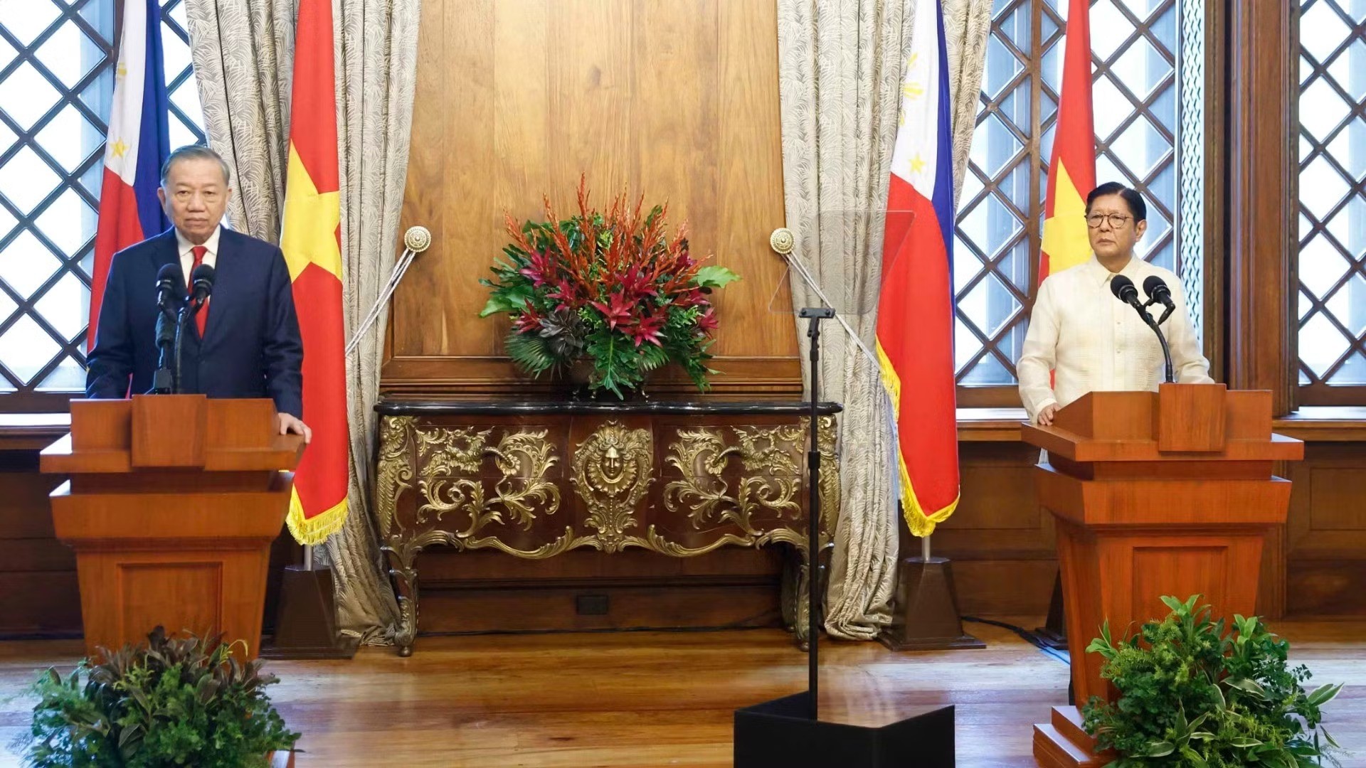 Tổng Bí thư, Chủ tịch nước Tô Lâm và Tổng thống Philippines Ferdinand Romualdez Marcos Jr. tại cuộc gặp gỡ báo chí, thông báo kết quả hội đàm. (Ảnh: Thống Nhất/TTXVN)