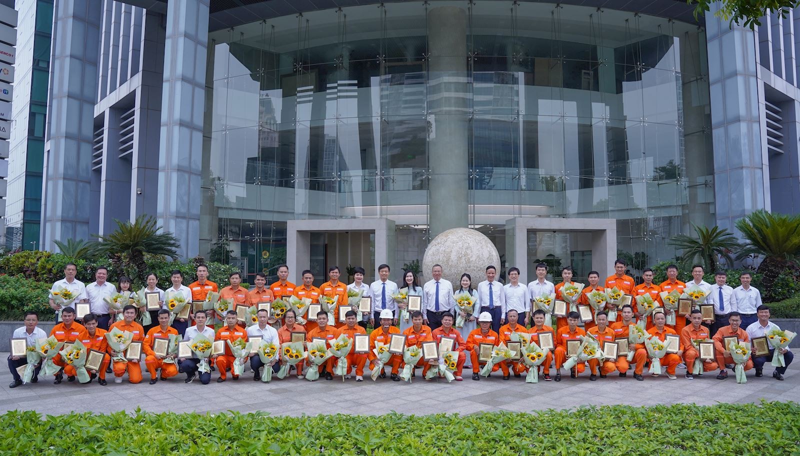 Hoạt động tôn vinh Người lao động tiêu biểu và An toàn vệ sinh viên giỏi là điểm nhấn trong Tháng Công nhân và Tháng hành động về An toàn, vệ sinh lao động năm 2026 của EVNGENCO1 Hoạt động tôn vinh Người lao động tiêu biểu và An toàn vệ sinh viên giỏi là điểm nhấn trong Tháng Công nhân và Tháng hành động về An toàn, vệ sinh lao động năm 2026 của EVNGENCO1
