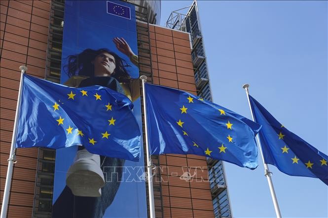 Cờ Liên minh châu Âu bên ngoài trụ sở Ủy ban châu Âu ở Brussels, Bỉ. Ảnh: THX/TTXVN