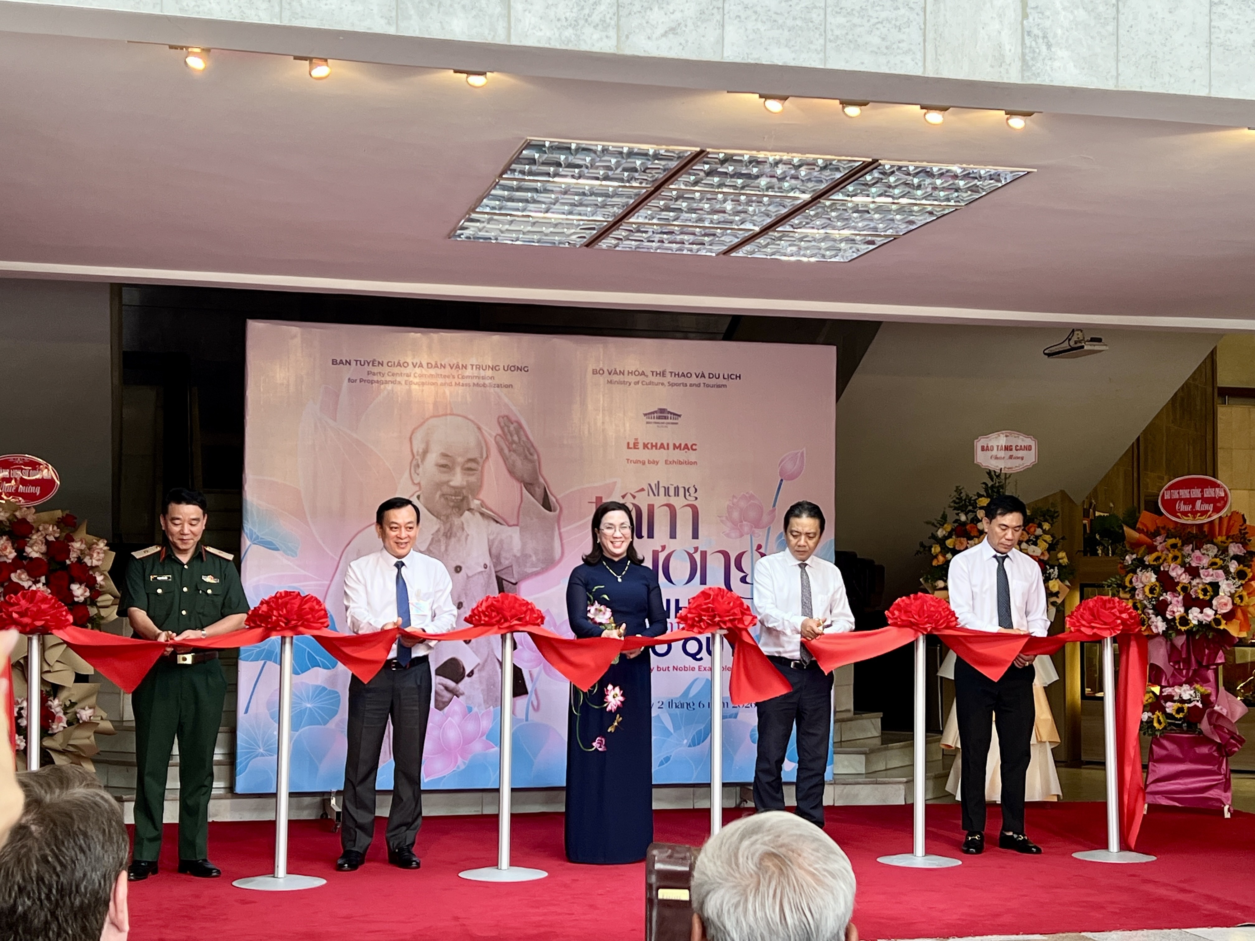 undefined Gần 200 hình ảnh, hiện vật kể chuyện về những tấm gương điển hình học và làm theo Bác