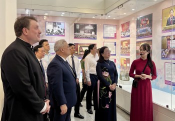 Gần 200 hình ảnh, hiện vật kể chuyện về những tấm gương điển hình học và làm theo Bác