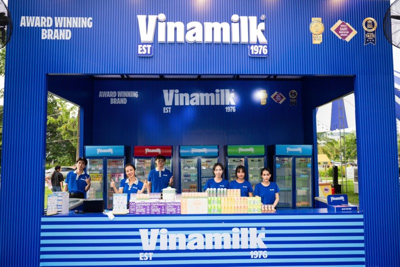 Ảnh 1a hoặc 1b (báo chọn 1 trong 2 ảnh): Không gian trải nghiệm với nhiều sản phẩm dinh dưỡng đa dạng của Vinamilk sẵn sàng chào đón các bé cùng các bậc phụ huynh tại Ngày hội “Phú Mỹ Hưng hướng về trẻ em”. Ảnh: Vi Nam Ảnh 1a hoặc 1b (báo chọn 1 trong 2 ảnh): Không gian trải nghiệm với nhiều sản phẩm dinh dưỡng đa dạng của Vinamilk sẵn sàng chào đón các bé cùng các bậc phụ huynh tại Ngày hội “Phú Mỹ Hưng hướng về trẻ em”. Ảnh: Vi Nam